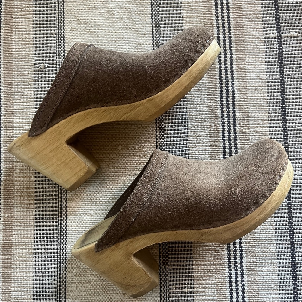 Sven Suede Women's Clogs